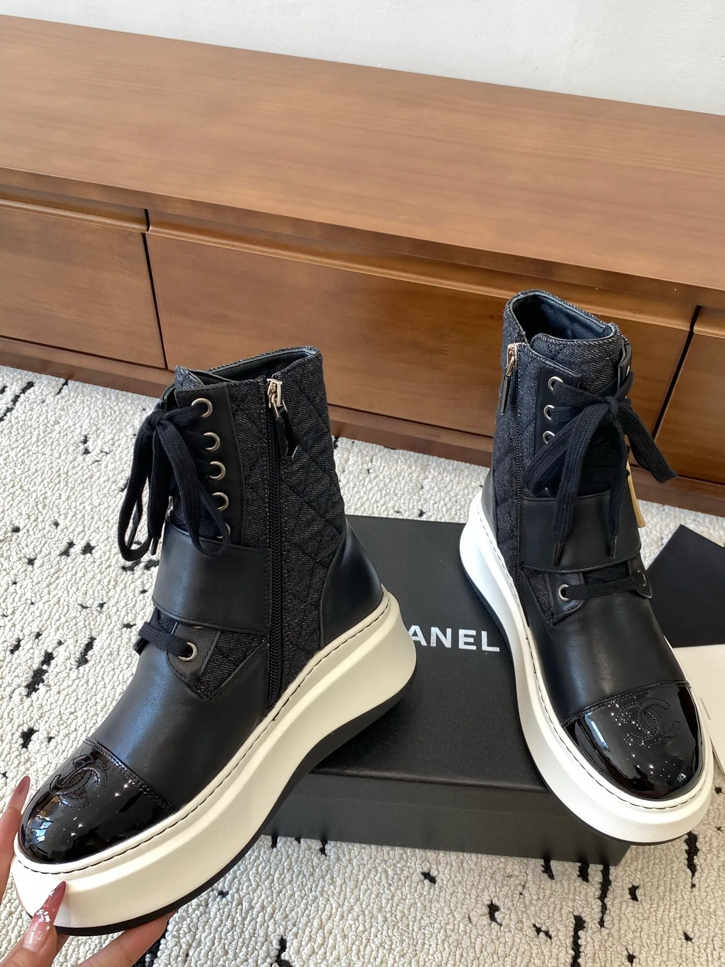 👟👟Ex-factory price 760👟👟 CHANEL 2025s autumn and winter series thick-soled short boots, made of imported cowhide, with an additional height of 5cm to show leg length. The boots follow Chanel's classic rhombus pattern, and add this year's popular sun buckle. Xiao Meimei likes it especially. This is Chanel's hot style for autumn and winter this year. With the traditional inner zipper, it is easy to put on the feet and super comfortable. It is a must-have for this autumn and winter. Upper material: imported cowhide with rhombus microfiber, washed denim ❤︎ Consistently authentic ❤︎ Outsole: original Italian TPU foam outsole Number of yards: 35-40 (Customized size 40 is non-refundable and non-exchangeable) Buy now 👉 Buy now 👉 Buy now 👉 Buy now 👉